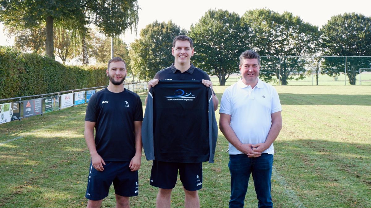 Übergabe der neuen Präsentationskleidung durch Markus Engelke (Wohnmobile Engelke) mit den Spielern (v.l.) Hendrik Kahnert und Markus Albrecht Übergabe der neuen Präsentationskleidung durch Markus Engelke (Wohnmobile Engelke) mit den Spielern (v.l.) Hendrik Kahnert und Markus Albrecht
