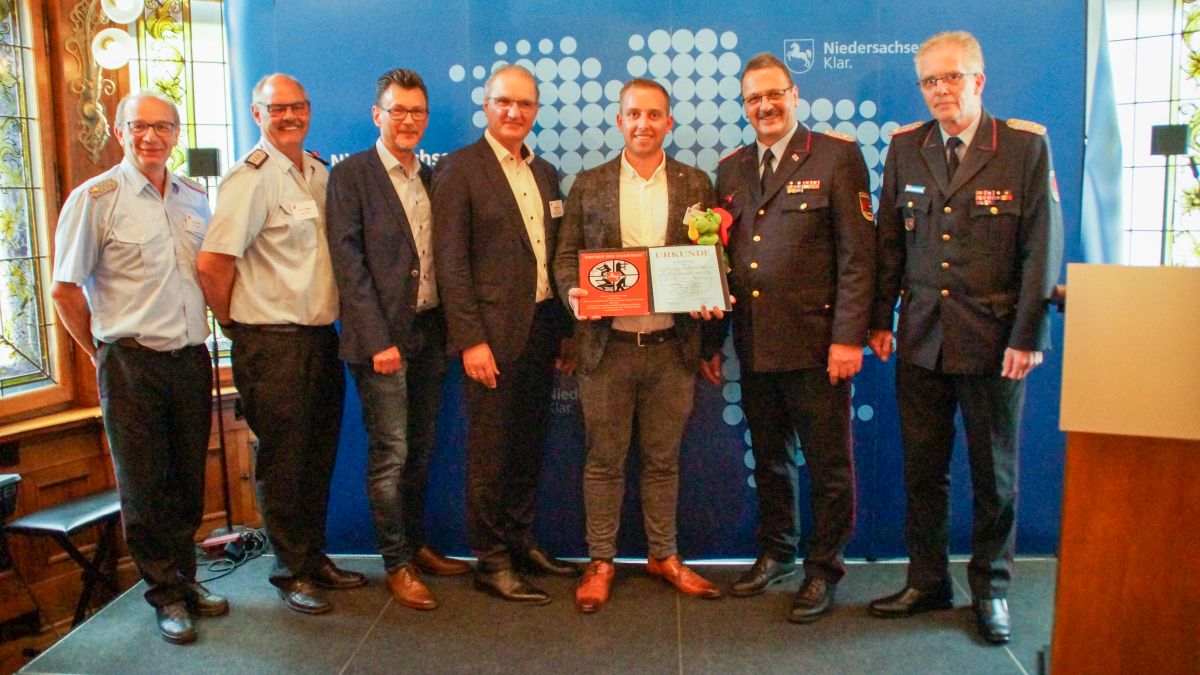 Freuen sich über die Auszeichnung: (von links) Kreisfeuerwehrverbandsvorsitzender Marko de Klein, Stadtbrandmeister Lars Lachstädter, Fachbereichsleiter Sicherheit und Ordnung der Stadt Einbeck Jörg Mönnig, Staatssekretär Stephan Mahnke, Alexander Koch, Landesfeuerwehrverbands-Präsident Olaf Kapke und Vize-Präsident für den Bereich Hannover Klaus-Peter Grote.