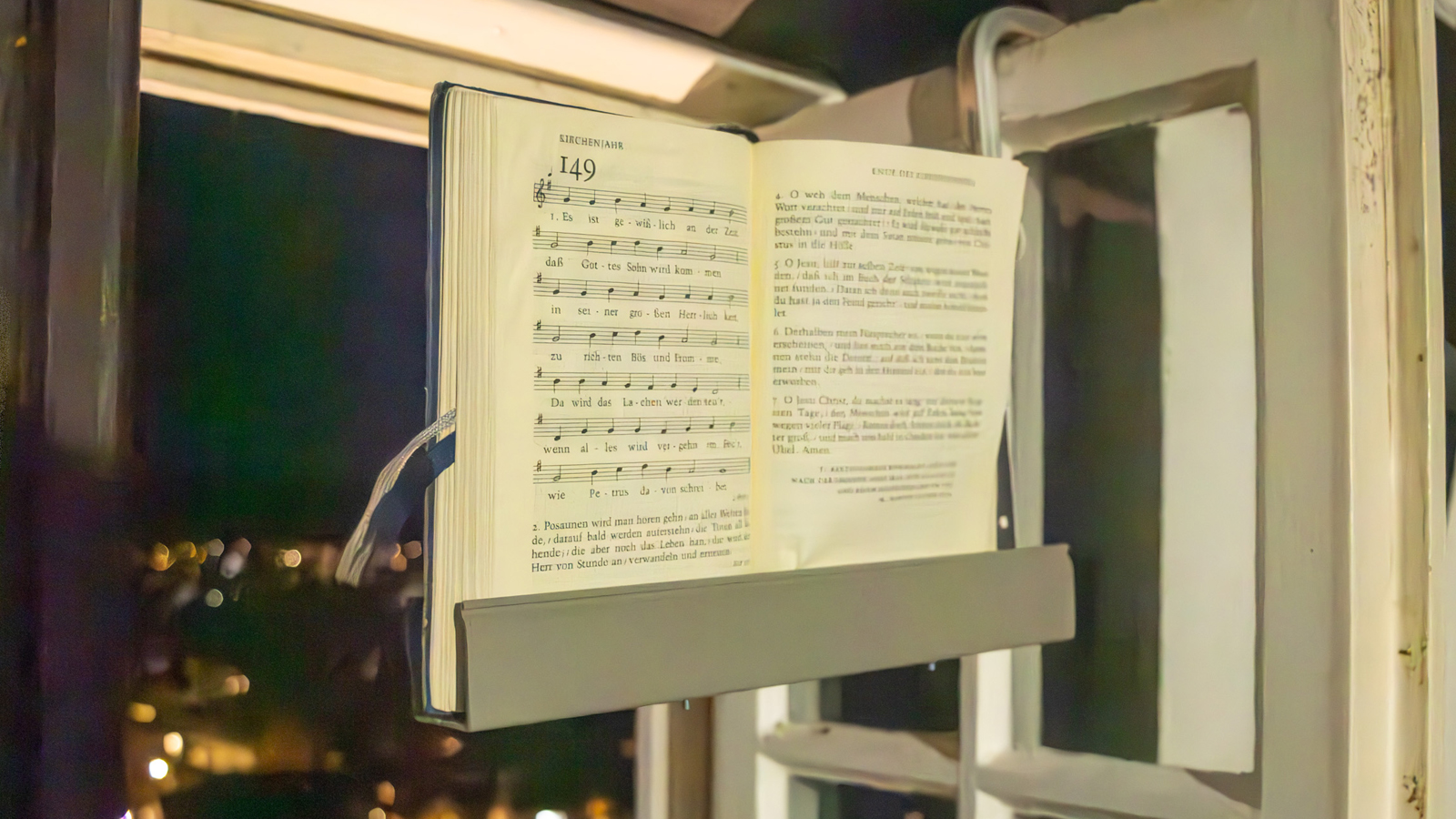 Spezieller Fenster-Notenständer für das Kirchenlied der Woche im Turm.