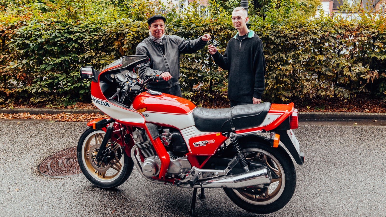 Kevin Kamphaus (r.) bei der Schlüsselübergabe des Gewinnspielmotorrads durch den Zweirad-Kurator des PS.SPEICHER, Andy Schwietzer. Kevin Kamphaus (r.) bei der Schlüsselübergabe des Gewinnspielmotorrads durch den Zweirad-Kurator des PS.SPEICHER, Andy Schwietzer.