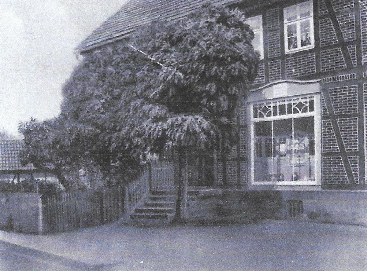 Der Konsumladen in Hilwartshausen – bis 1955 zentrale Anlaufstelle für Lebensmittel und Alltagswaren im Dorf. Ein Stück lebendige Dorfgeschichte. Der Konsumladen in Hilwartshausen – bis 1955 zentrale Anlaufstelle für Lebensmittel und Alltagswaren im Dorf. Ein Stück lebendige Dorfgeschichte.