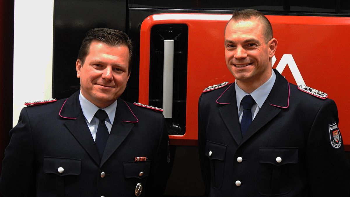 Der stellvertretender Ortsbrandmeister und sowie der Ortsbrandmeister. Der stellvertretender Ortsbrandmeister und sowie der Ortsbrandmeister.