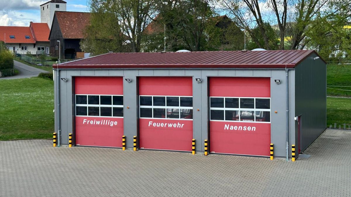 Die neue Fahrzeughalle. Die neue Fahrzeughalle.