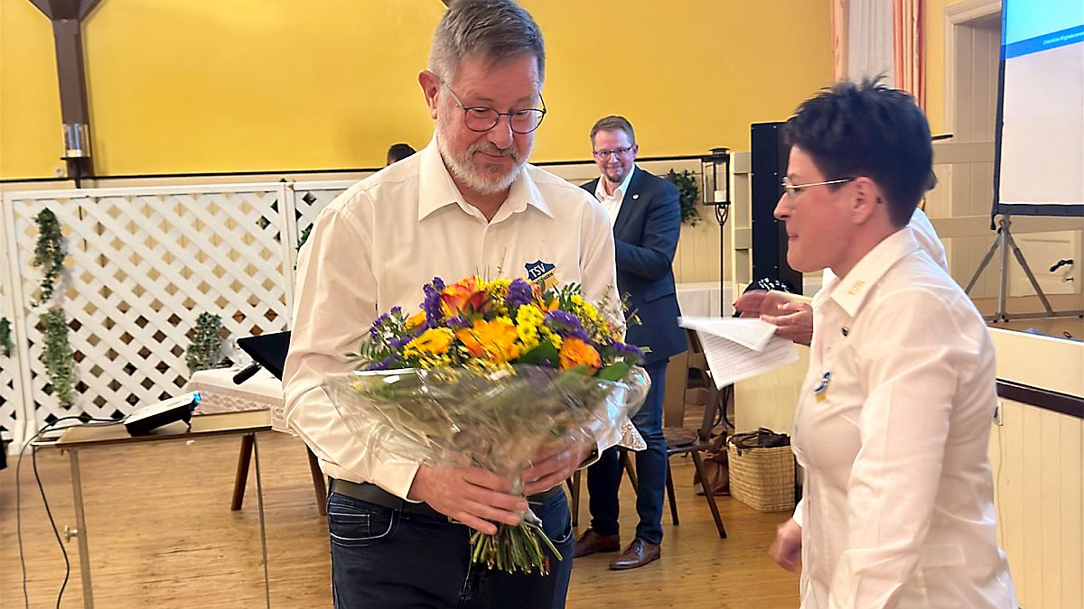 Die Mitgliederversammlung ernennt Manfred Sudhoff zum neuen Ehrenvorsitzenden.