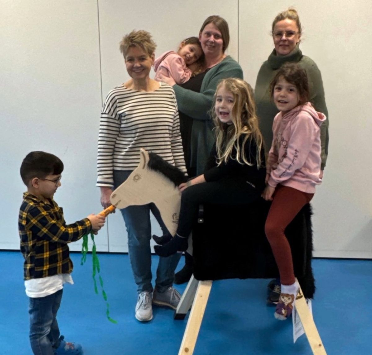 Antje Koch (hintere Reihe links) und Imke Hüter-Dannehl (rechts) vom Club Soroptimist Einbeck-Northeim übergeben ein Holzpferd an die Kinder des Kindergartens Münstermauer in Einbeck. Die Erzieherin Stefanie Beise (Mitte) sieht freut sich, dass das Pferd Amadeus gleich mit einer selbstgebastelten Möhre gefüttert wird. Antje Koch (hintere Reihe links) und Imke Hüter-Dannehl (rechts) vom Club Soroptimist Einbeck-Northeim übergeben ein Holzpferd an die Kinder des Kindergartens Münstermauer in Einbeck. Die Erzieherin Stefanie Beise (Mitte) sieht freut sich, dass das Pferd Amadeus gleich mit einer selbstgebastelten Möhre gefüttert wird.
