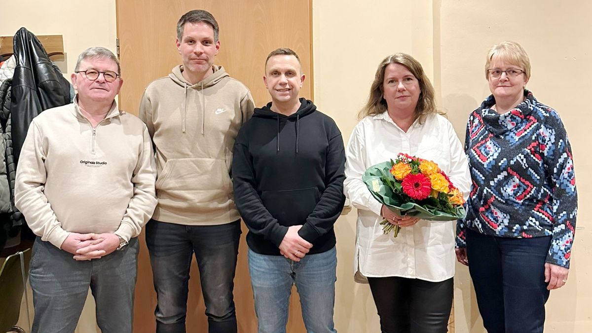 Der alte Vorstand: (von links) Ullrich Hoffmann (ehemaliger Fußballfachwart), Marco Washausen (ehemaliger 1. Vorsitzender), Christian Dreyer (2. Vorsitzender), Sandra Gottschalk (ehemalige Schriftführerin) und Monika Parschau (Kassenführerin) Der alte Vorstand: (von links) Ullrich Hoffmann (ehemaliger Fußballfachwart), Marco Washausen (ehemaliger 1. Vorsitzender), Christian Dreyer (2. Vorsitzender), Sandra Gottschalk (ehemalige Schriftführerin) und Monika Parschau (Kassenführerin)