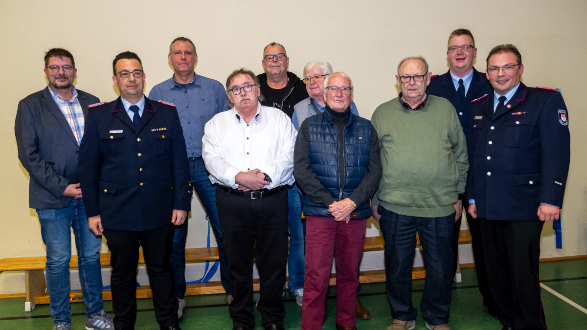 Ortsbürgermeister Dirk Heitmüller, Brandabschnittsleiter Nord Kai Reichelt, Dirk Sandvoß, Hans Nowak, Andreas Wellmann, Manfred Döllerer, Hubert Winkler, Klaus Baye, Ortsbrandmeister Nico Kunert, stellv. Ortsbrandmeister Tobias Brackmann. Ortsbürgermeister Dirk Heitmüller, Brandabschnittsleiter Nord Kai Reichelt, Dirk Sandvoß, Hans Nowak, Andreas Wellmann, Manfred Döllerer, Hubert Winkler, Klaus Baye, Ortsbrandmeister Nico Kunert, stellv. Ortsbrandmeister Tobias Brackmann.