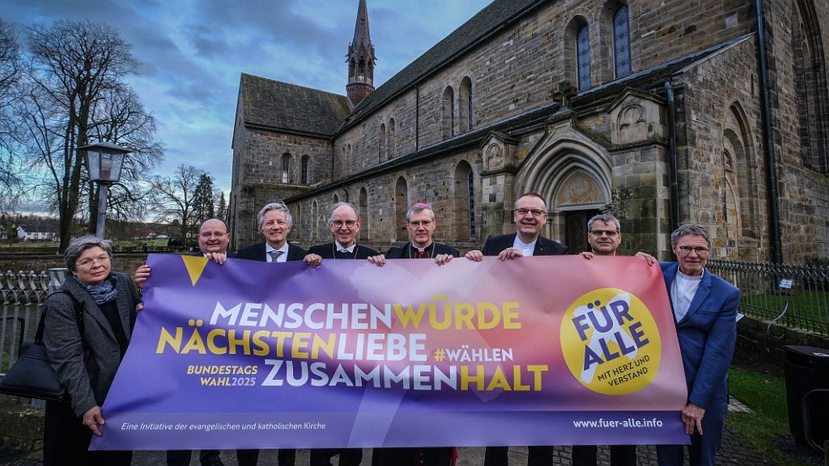 Vertreterinnen der Niedersächsischen evangelischen Kirchen sowie der katholischen Kirche werben für die Kampagne "Für alle. Mit Herz und Verstand.", unter ihnen Landesbischof Ralf Meister (Hannover) und Bischof Dr. Heiner Wilmer (Hildesheim) (beide in der Mitte). Vertreterinnen der Niedersächsischen evangelischen Kirchen sowie der katholischen Kirche werben für die Kampagne "Für alle. Mit Herz und Verstand.", unter ihnen Landesbischof Ralf Meister (Hannover) und Bischof Dr. Heiner Wilmer (Hildesheim) (beide in der Mitte).