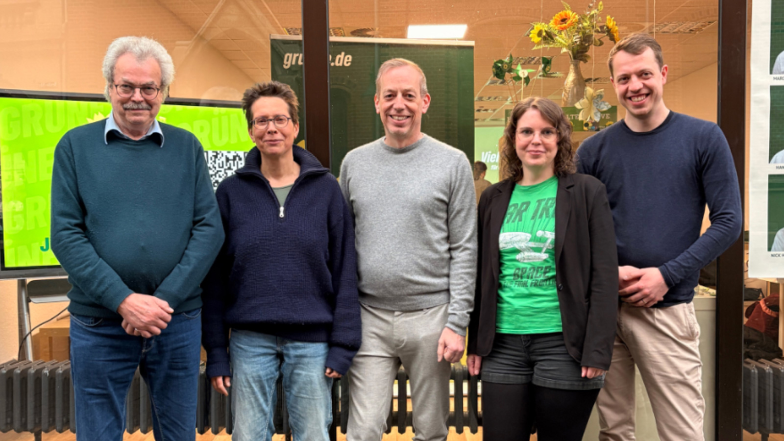 Die Spitzenkandidierenden bzw. Erstplatzierten der sechs Listen zur Kreiswahl am 13. September von links nach rechts: Hans-Joachim Nehring (Einbeck), Irmgard Bulle (Kalefeld), Sven Gerhardt (Hardegsen), Hannah Fleetwood (Einbeck), Jakob Reiter (Uslar). Auf dem Foto fehlend: Karen Pollok (Northeim).