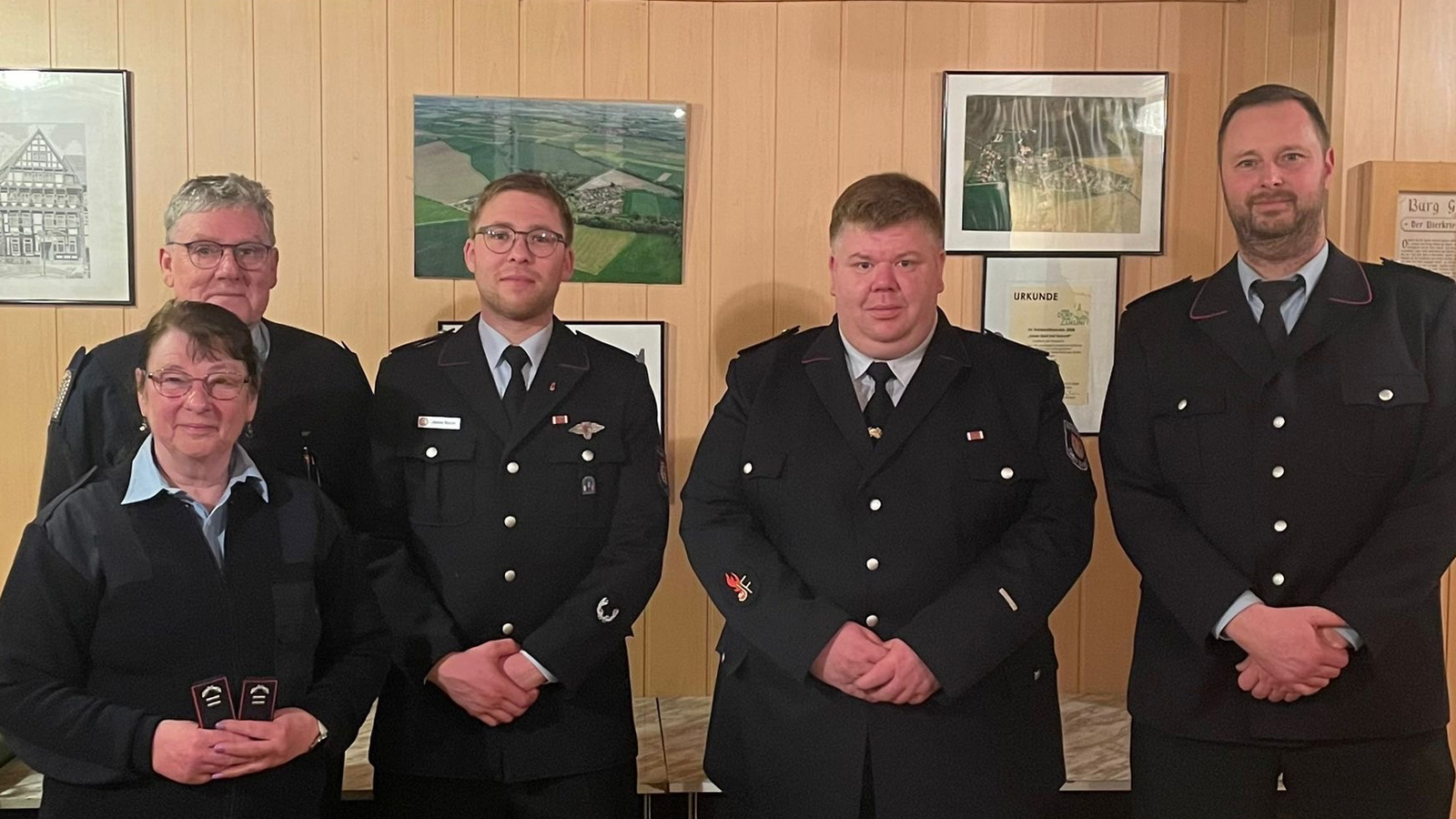 Elke Lehberger, Klaus Lehberger, Jannes Menzel, Manuel Gaspar und Tobias Krawietz nach den Neuwahlen der Ortsfeuerwehr Rotenkirchen. Elke Lehberger, Klaus Lehberger, Jannes Menzel, Manuel Gaspar und Tobias Krawietz nach den Neuwahlen der Ortsfeuerwehr Rotenkirchen.